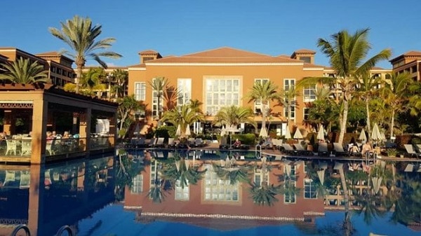 Coronavirus in Spain: Tenerife hotel with hundreds of guests locked down.