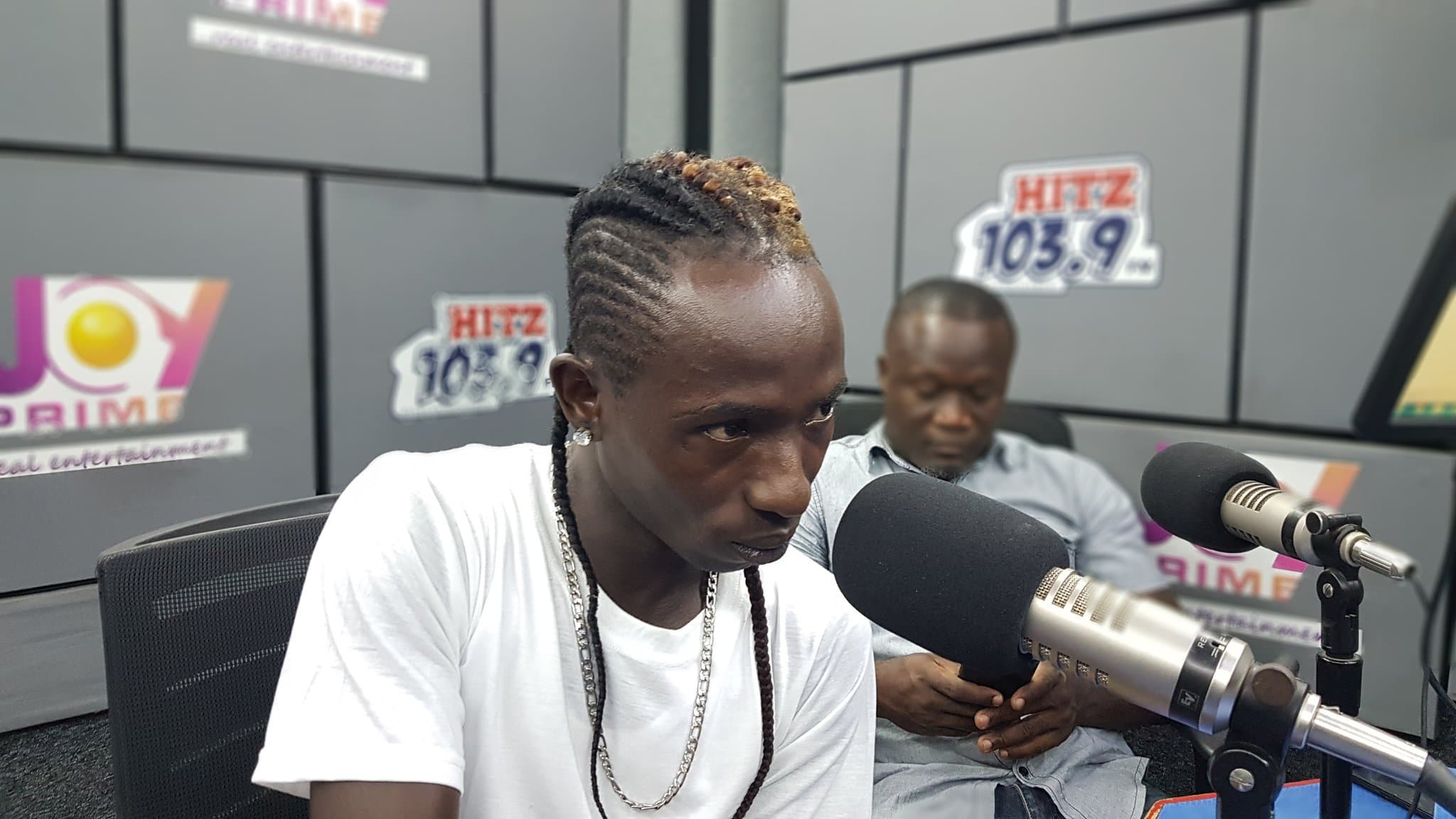 Patapaa loses cool during a live radio interview; badly insults Sarkodie [+video]