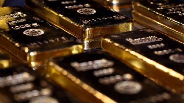 Gold price rises above ,000 for first time