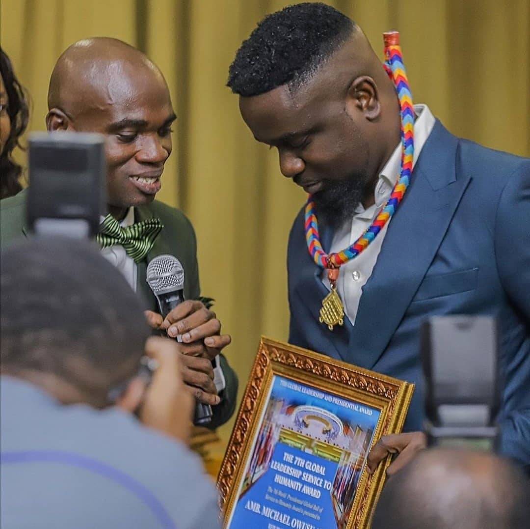 Sarkodie heavily trolled for receiving alleged ‘fake’ UN award