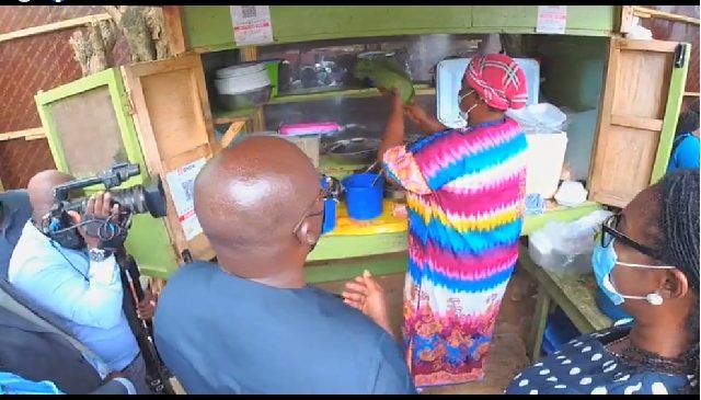 Bawumia buys waakye with QR Code to demonstrate use; says shoeshine boys, trotro operators, every merchant can use it