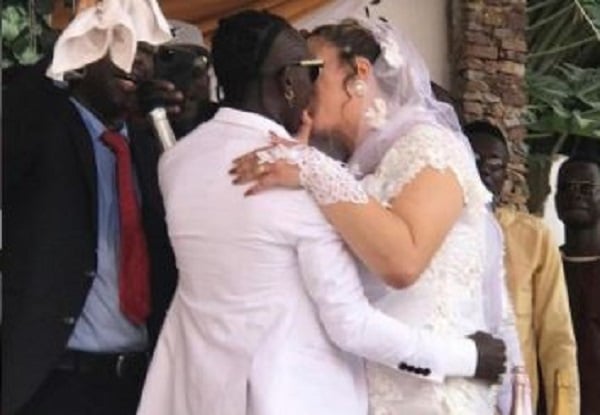 Fans ‘go insane’ over Patapaa’s unromantic kiss at his wedding