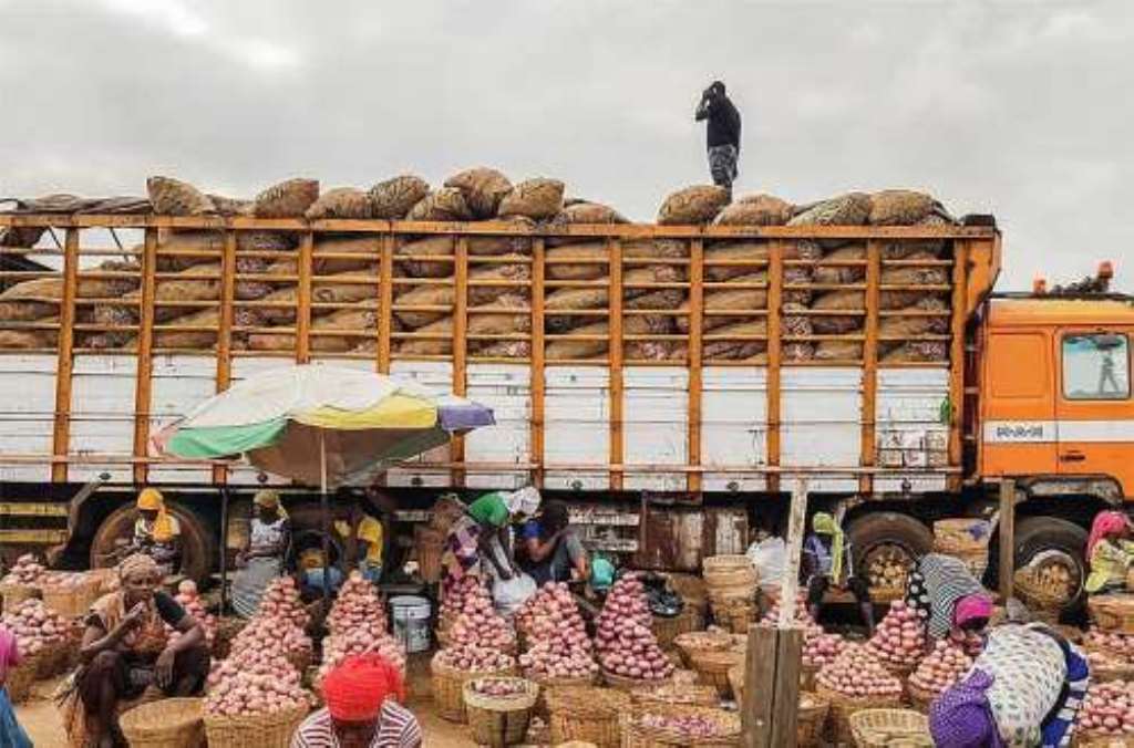 [Video] Gunshot fired at Agbogbloshie Onion market as traders resist removal