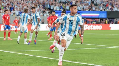 Argentina secures Copa América progression with a late winner against Chile