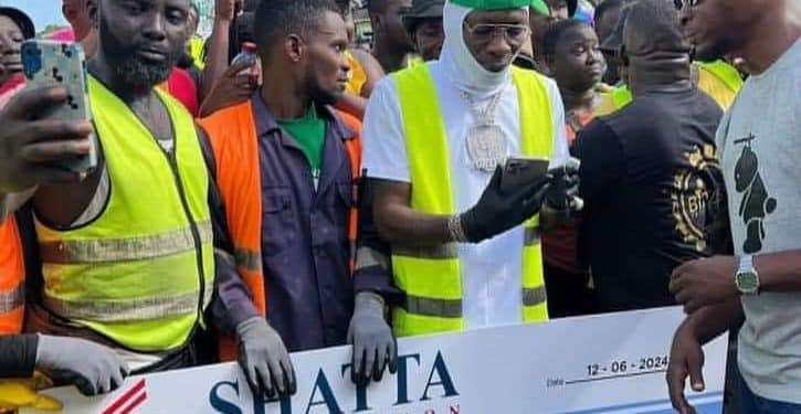 Shatta Wale donates GH₵30,000 to Bus-Stop-Boys to support sanitation campaign