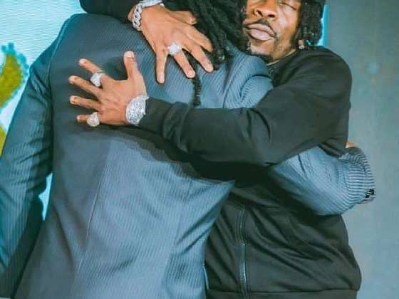 Stonebwoy Speaks Out After Shatta Wale Hug: “This Doesn’t End the Beef”